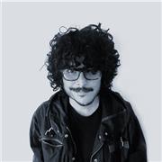 Profesor que imparte clases de diseño industrial a estudiantes de diseño y profesionales